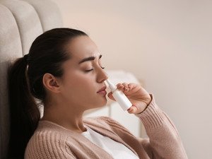 Nasenspray bei Allergie wird mit Sprühstößen in die Nase angewendet
